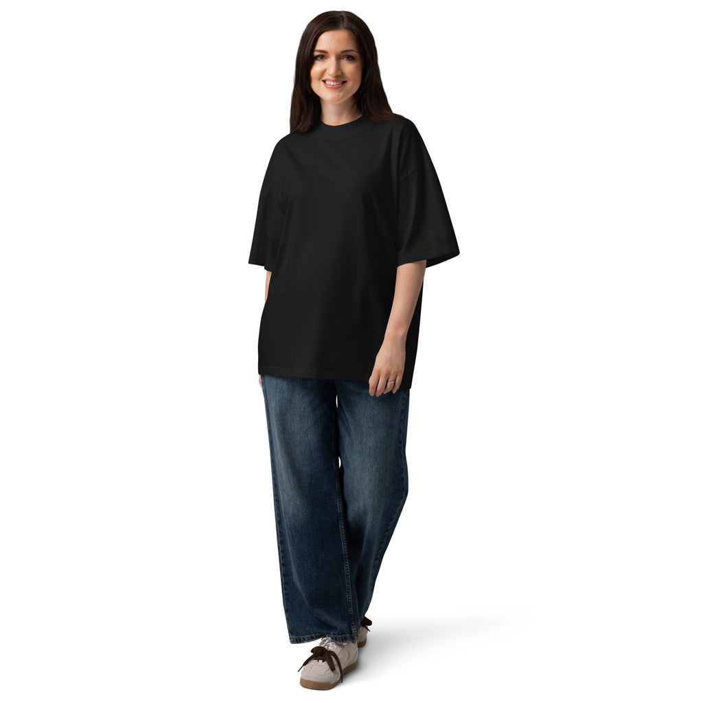 Modelo luciendo camiseta Quiéreme oversized negra trend TikTok