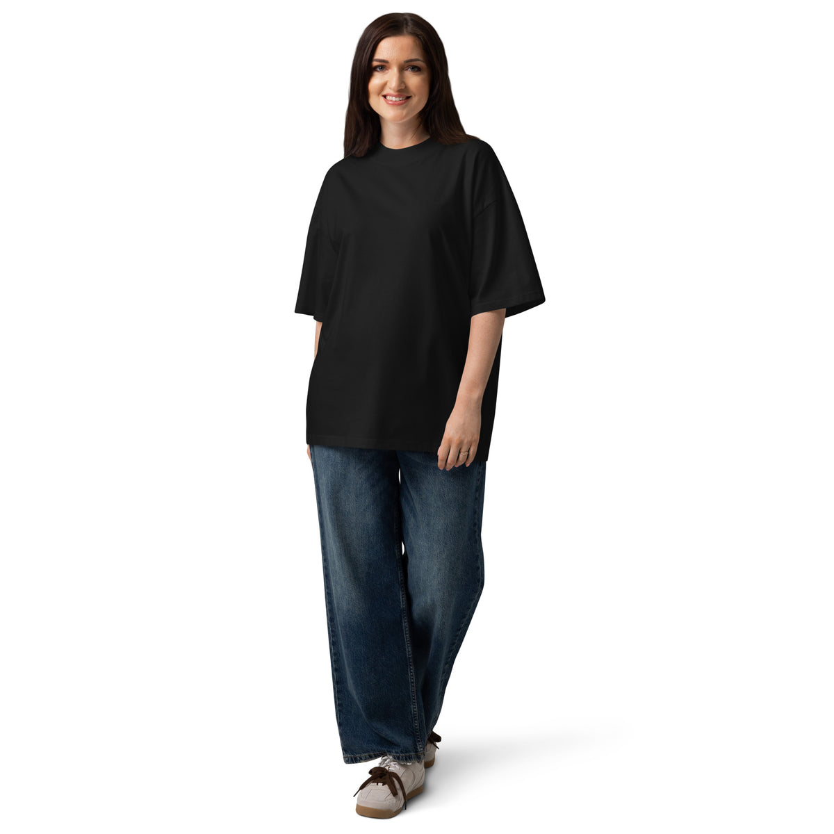 Modelo luciendo camiseta Quiéreme oversized negra trend TikTok